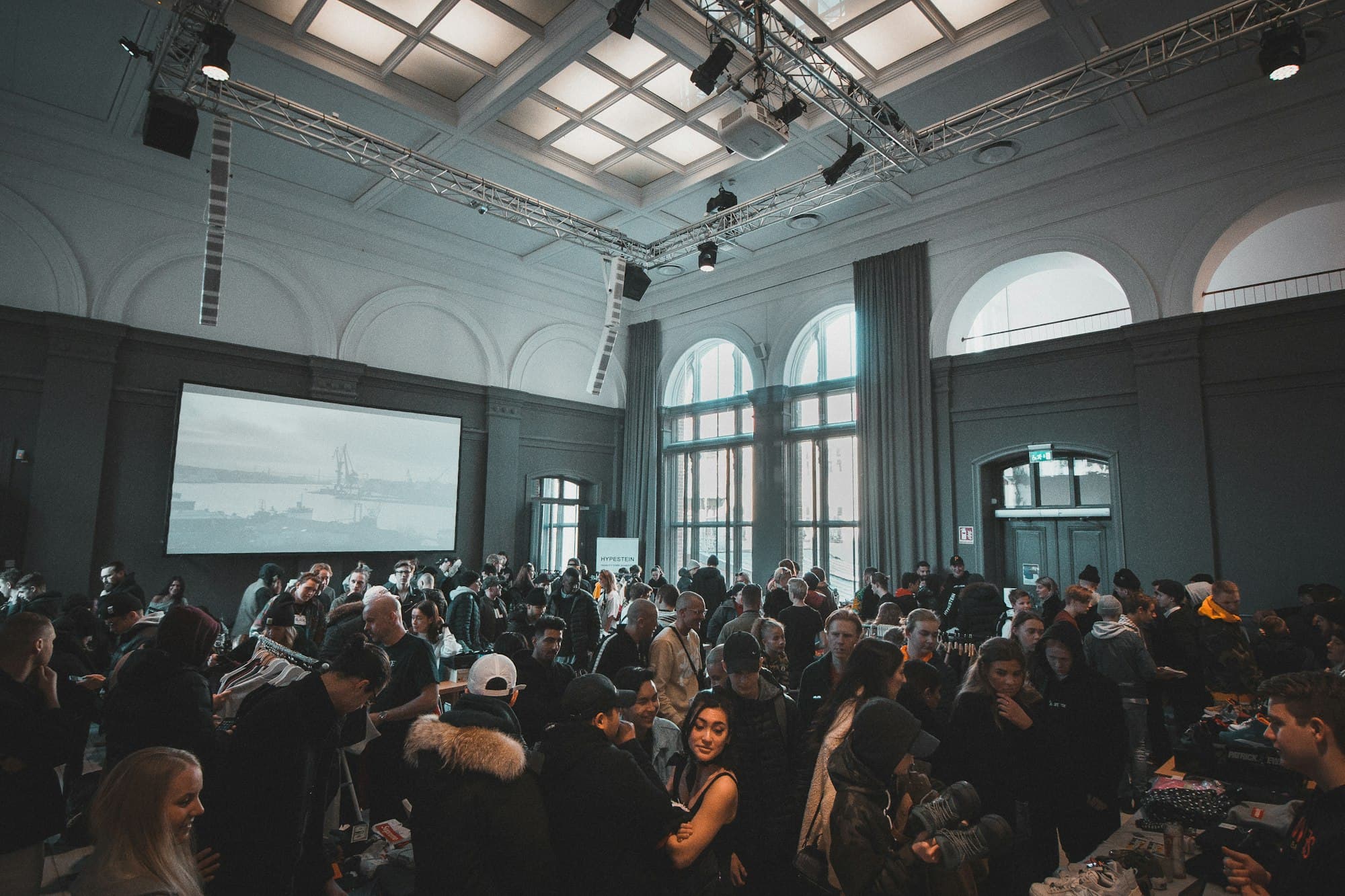 Publiek luistert naar een spreker in een zaal