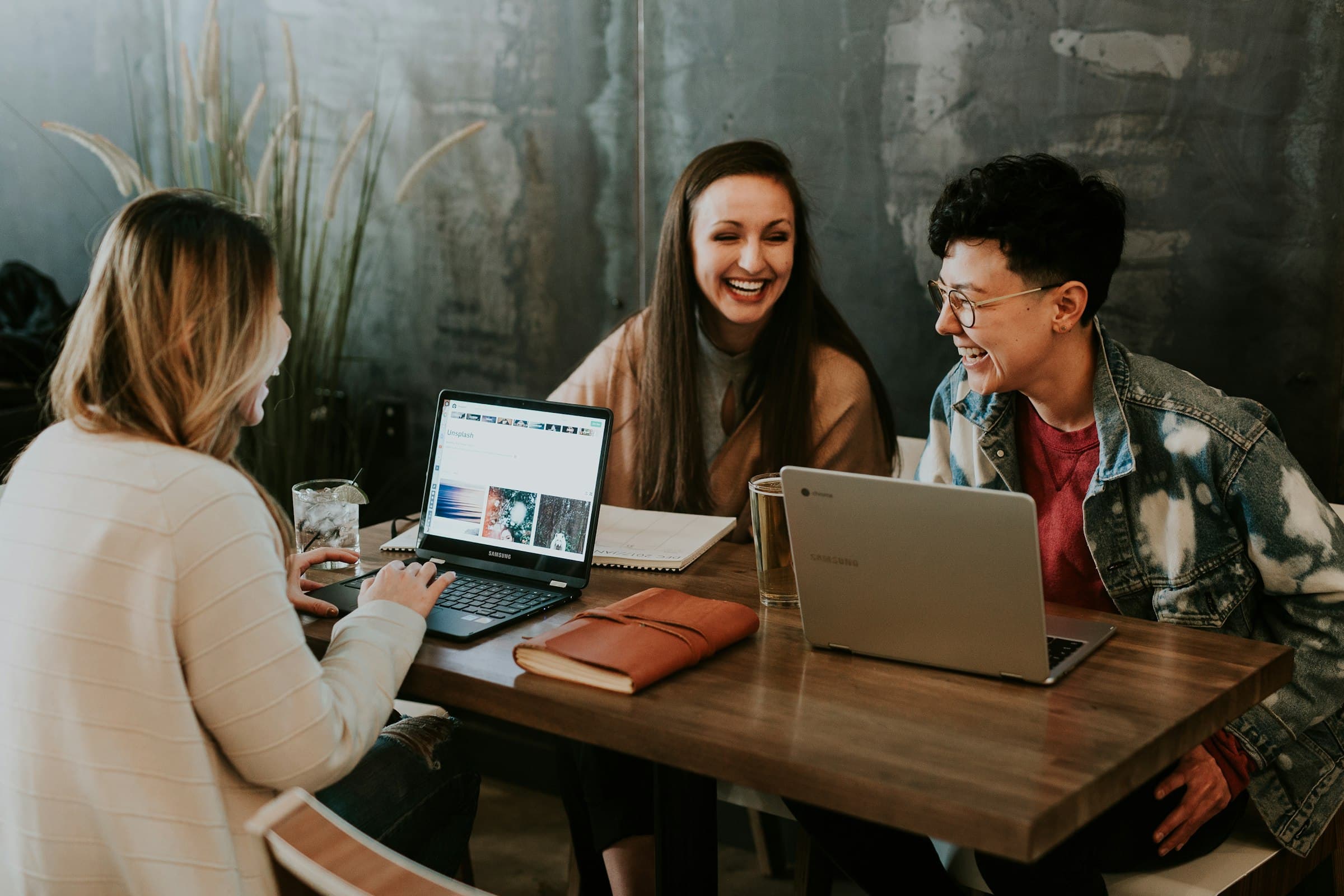 Drie mensen leren samen achter een laptop